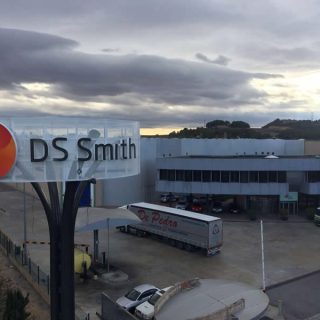 totem publicitario ds smith