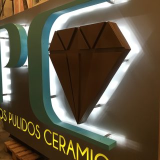 letras corporeas totem retroiluminado