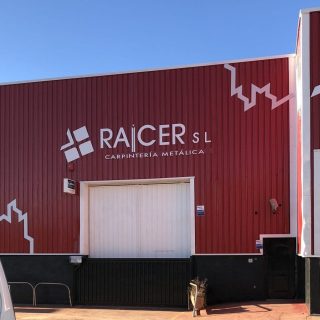 raicer fachada exterior rotulada y pintada en rojo