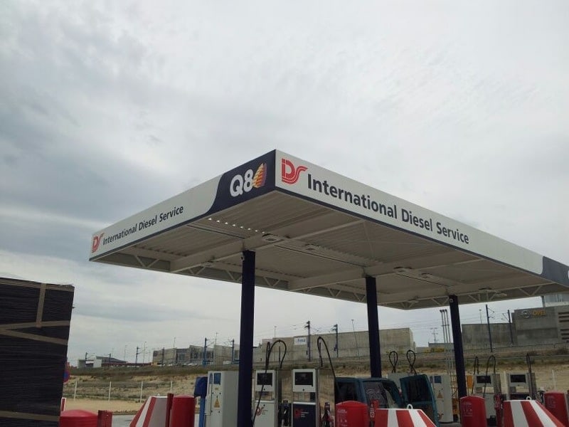 estacion de servicio rotulada servicio internacional diesel y gasolina