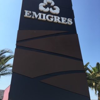 totem publicitario emigres ceramica rotulo