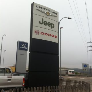 chrysler jeep dodge totem publicitario concesionario de coches