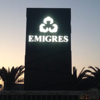 emigres totem publicitario retroiluminado de noche