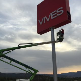 totem publicitario vives entrada alcora